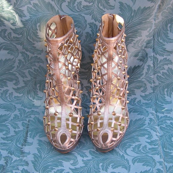 STUNNING size 39.5/US 9 Alexander McQueen Gold Studded heels (store display) - Picture 5 of 16